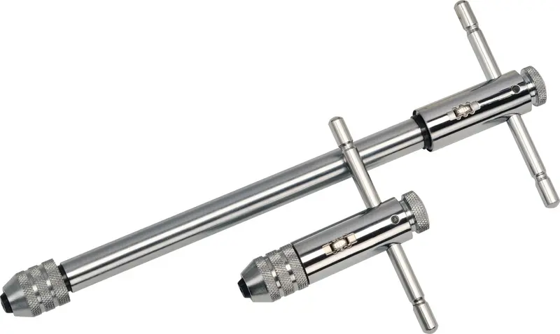 ### Volvedor Tipo Ratchet Corto y Largo

Volvedores tipo **ratchet de alta resistencia**, diseñados para facilitar la instalación y el trabajo con machuelos en procesos de **roscado y reparación de roscas**.

Disponibles en versiones **corta y larga**, ideales para adaptarse a diferentes espacios de trabajo y necesidades de acceso. Su sistema tipo ratchet permite trabajar de manera práctica y controlada, especialmente en aplicaciones de mantenimiento y mecanizado.

Disponibles para diferentes medidas de machuelos y aplicaciones.

**Roscas Solution** ofrece herramientas profesionales para reparación de roscas y asesoría técnica para ayudarte a elegir la opción adecuada.

